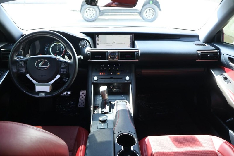 Lexus IS Vehicle Full-screen Gallery Image 25