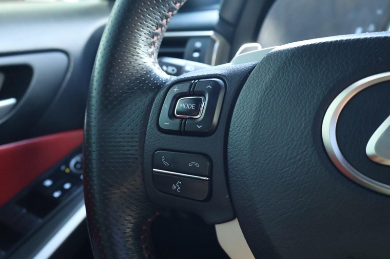 Lexus IS Vehicle Full-screen Gallery Image 28