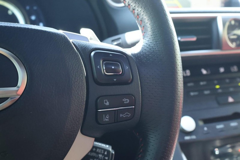 Lexus IS Vehicle Full-screen Gallery Image 29