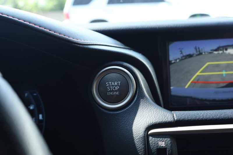 Lexus IS Vehicle Full-screen Gallery Image 30