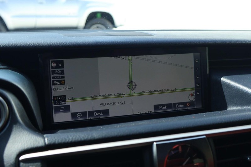 Lexus IS Vehicle Full-screen Gallery Image 32