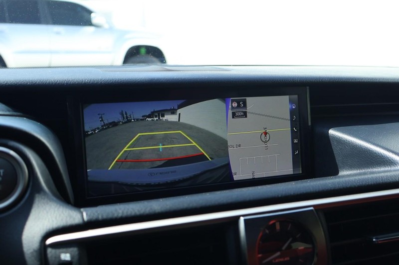 Lexus IS Vehicle Full-screen Gallery Image 33