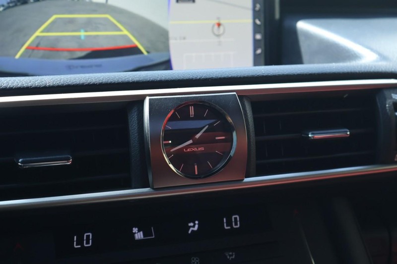 Lexus IS Vehicle Full-screen Gallery Image 34