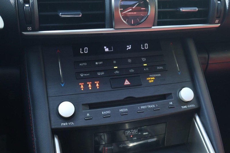 Lexus IS Vehicle Full-screen Gallery Image 35