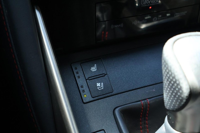 Lexus IS Vehicle Full-screen Gallery Image 36