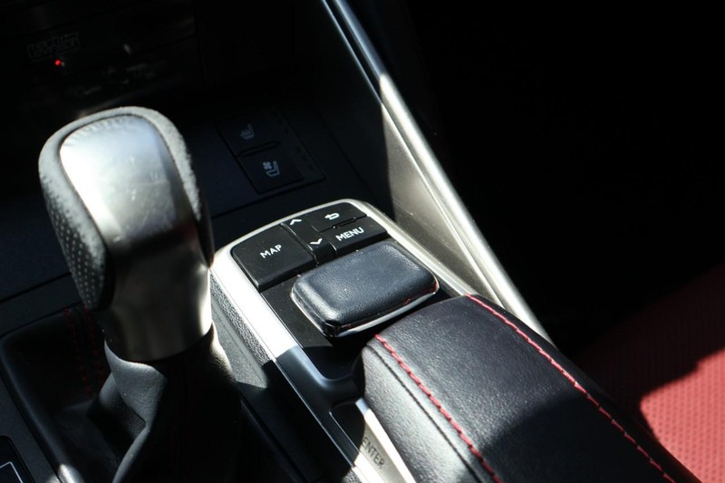 Lexus IS Vehicle Full-screen Gallery Image 38