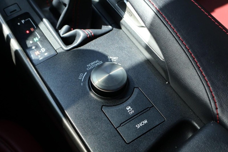 Lexus IS Vehicle Full-screen Gallery Image 39