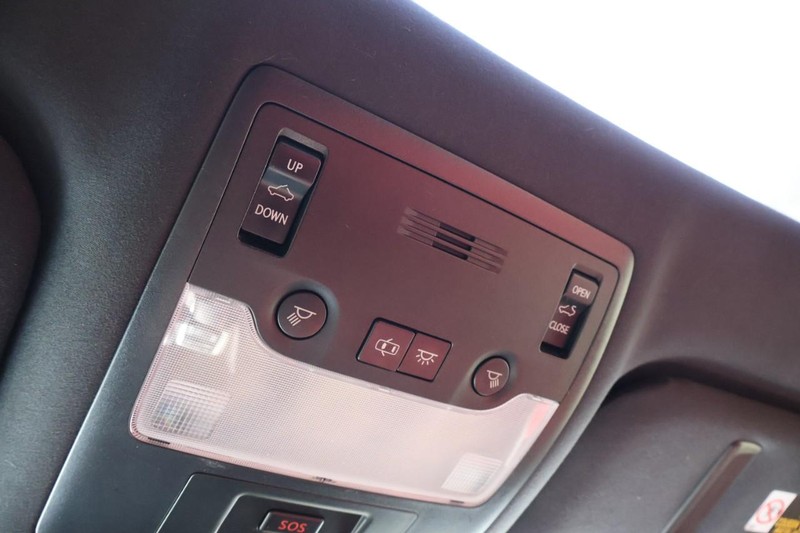 Lexus IS Vehicle Full-screen Gallery Image 41