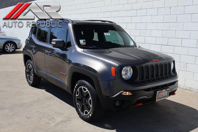 Jeep Renegade Vehicle Full-screen Gallery Image 01
