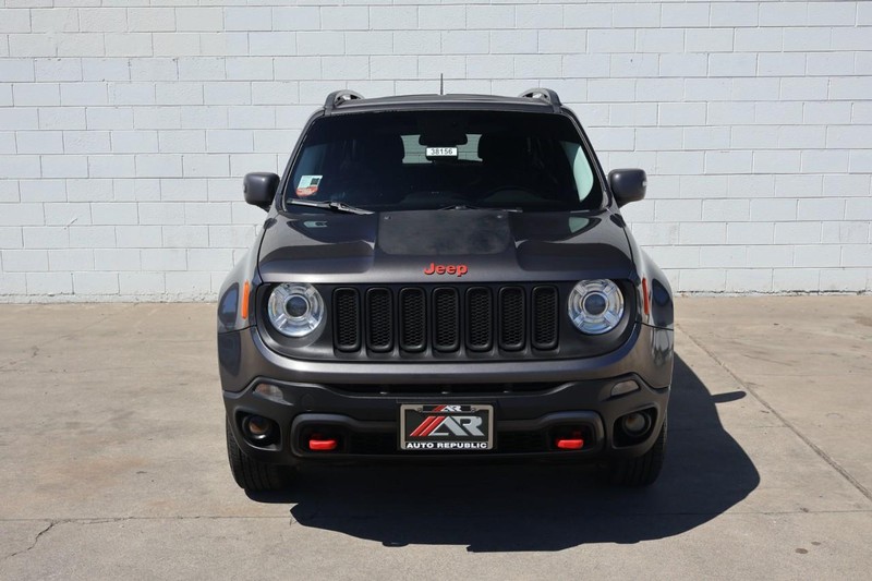 Jeep Renegade Vehicle Full-screen Gallery Image 02