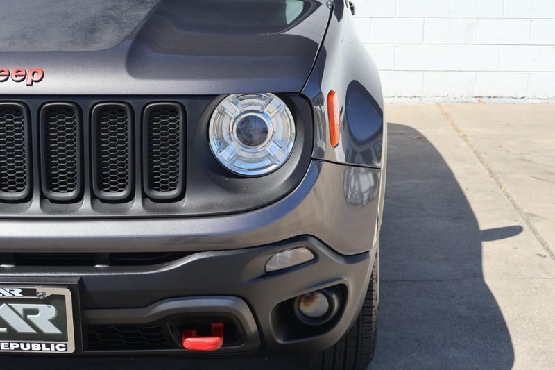 Jeep Renegade Vehicle Full-screen Gallery Image 03