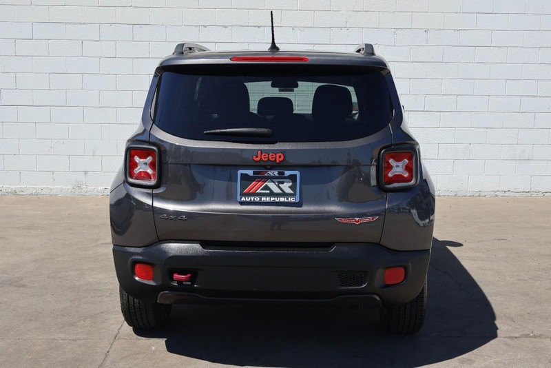Jeep Renegade Vehicle Full-screen Gallery Image 06