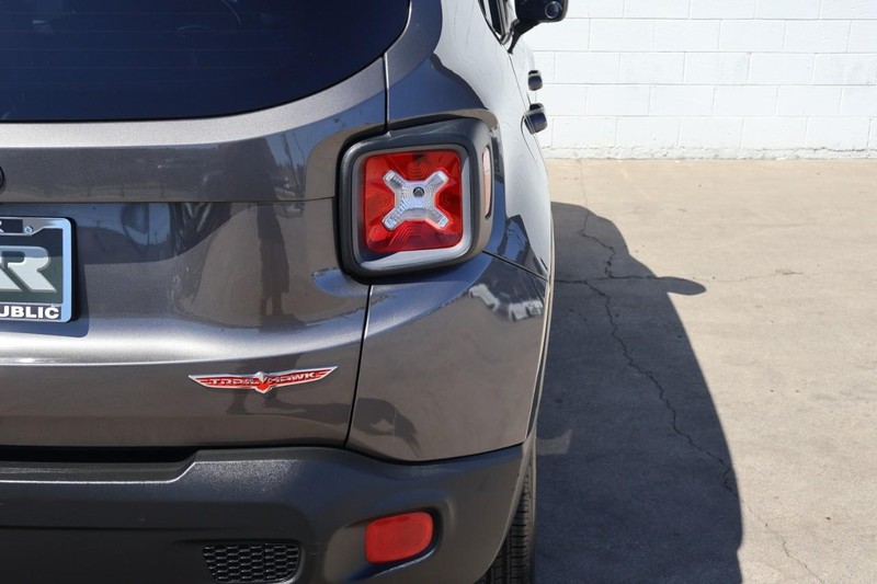 Jeep Renegade Vehicle Full-screen Gallery Image 07