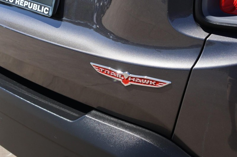 Jeep Renegade Vehicle Full-screen Gallery Image 08