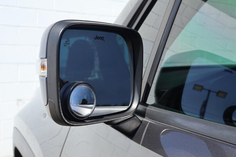 Jeep Renegade Vehicle Full-screen Gallery Image 13