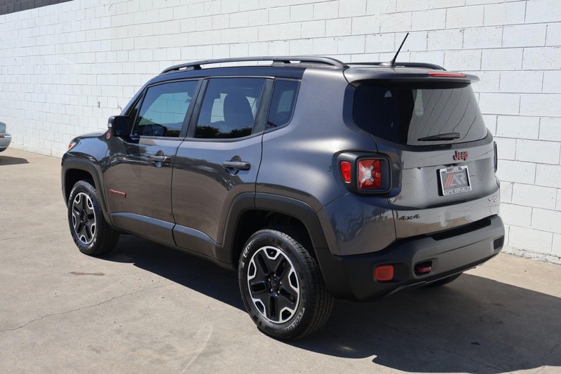 Jeep Renegade Vehicle Full-screen Gallery Image 14