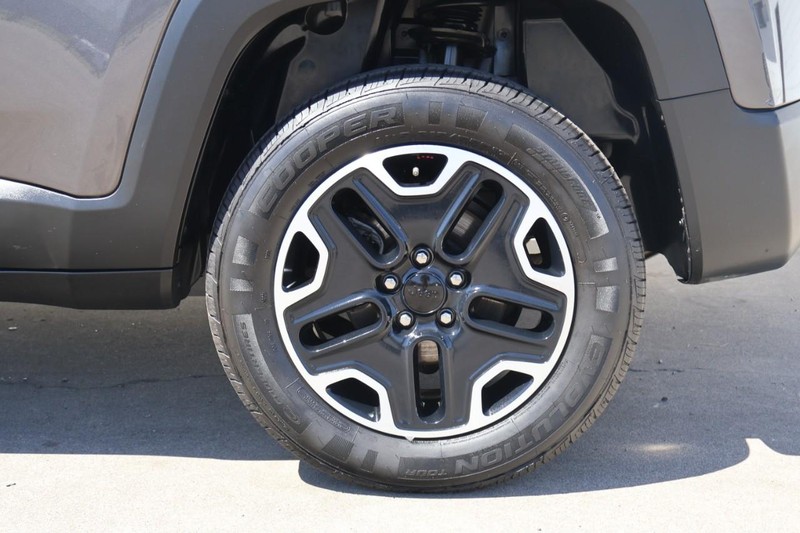 Jeep Renegade Vehicle Full-screen Gallery Image 22