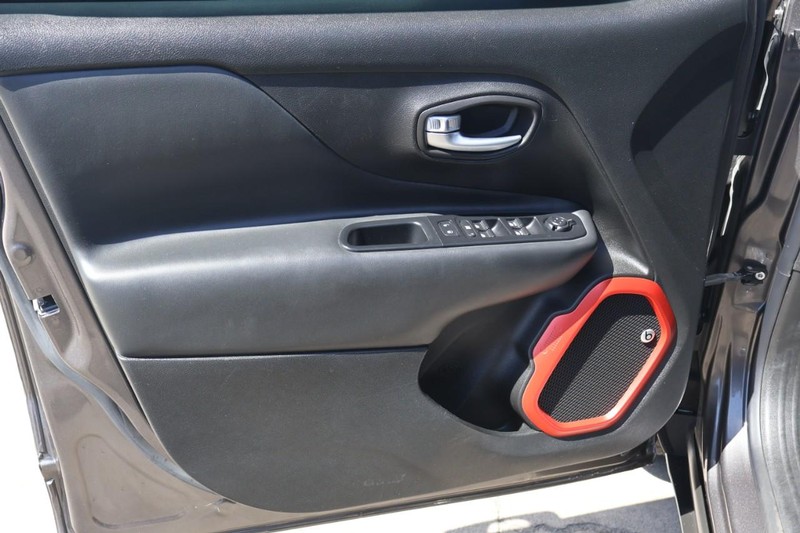 Jeep Renegade Vehicle Full-screen Gallery Image 23