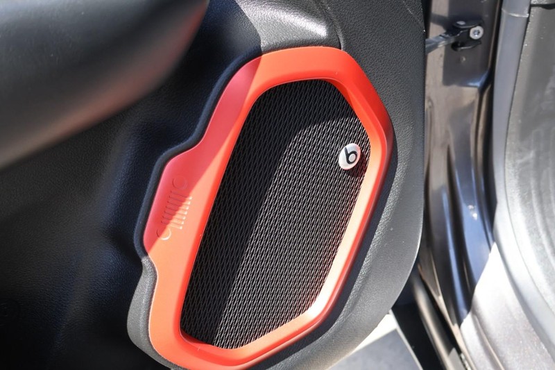 Jeep Renegade Vehicle Full-screen Gallery Image 24