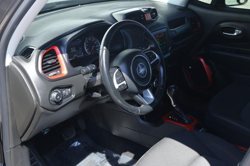Jeep Renegade Vehicle Full-screen Gallery Image 25