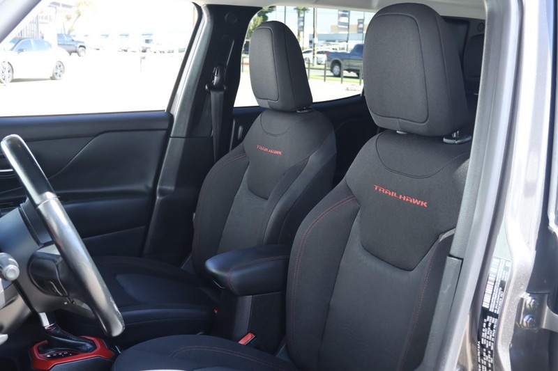 Jeep Renegade Vehicle Full-screen Gallery Image 27