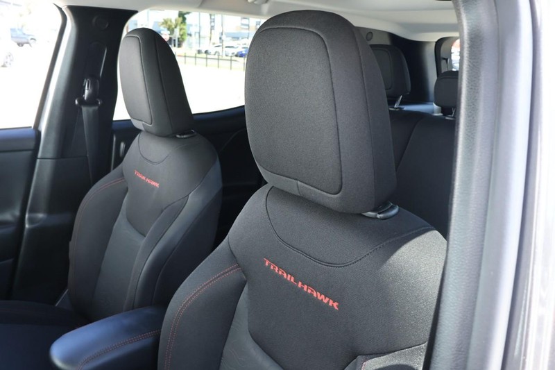 Jeep Renegade Vehicle Full-screen Gallery Image 28