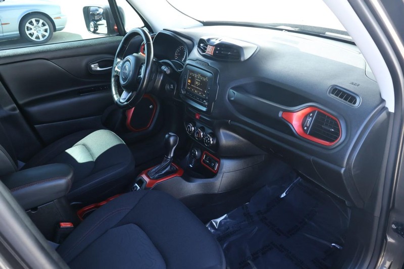 Jeep Renegade Vehicle Full-screen Gallery Image 29