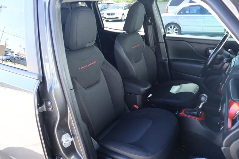 Jeep Renegade Vehicle Full-screen Gallery Image 30