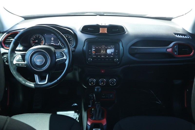 Jeep Renegade Vehicle Full-screen Gallery Image 33