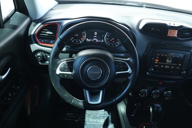 Jeep Renegade Vehicle Full-screen Gallery Image 35