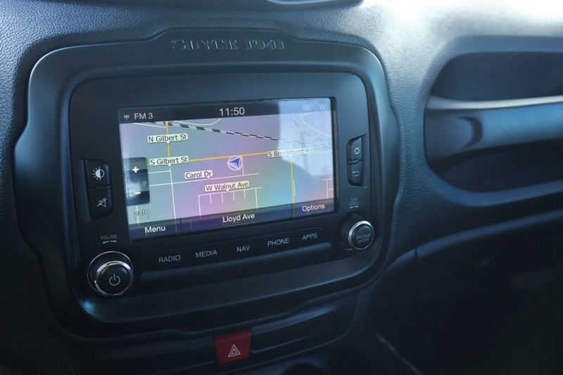 Jeep Renegade Vehicle Full-screen Gallery Image 39