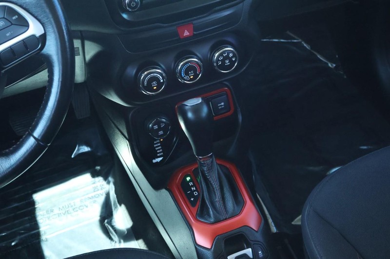 Jeep Renegade Vehicle Full-screen Gallery Image 40