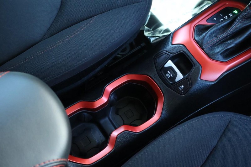 Jeep Renegade Vehicle Full-screen Gallery Image 42