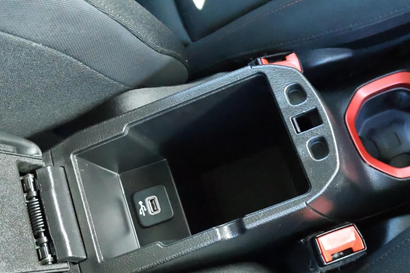 Jeep Renegade Vehicle Full-screen Gallery Image 43