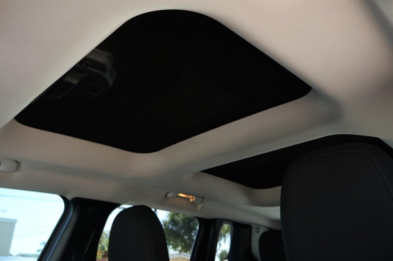 Jeep Renegade Vehicle Full-screen Gallery Image 44