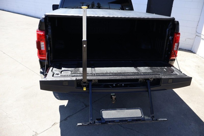 Ford F-150 Vehicle Full-screen Gallery Image 10