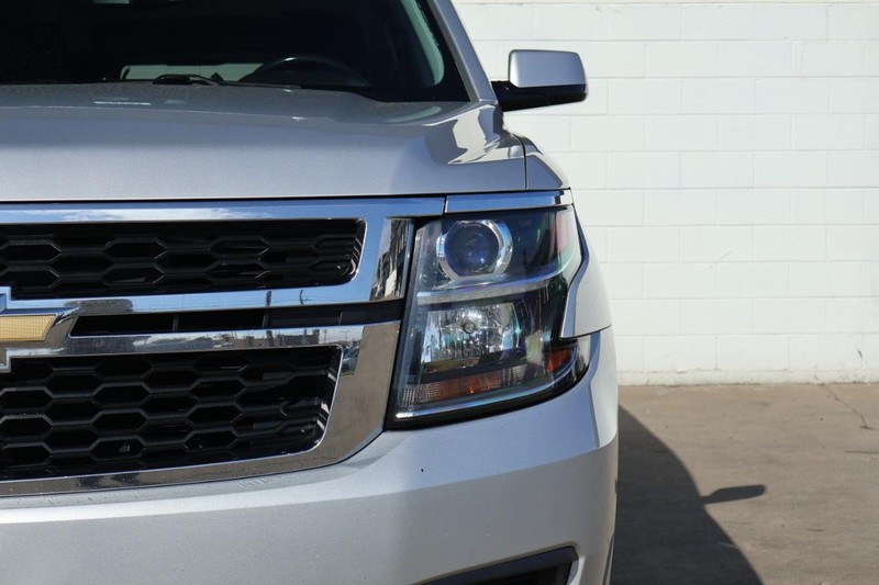 Chevrolet Suburban Vehicle Full-screen Gallery Image 03