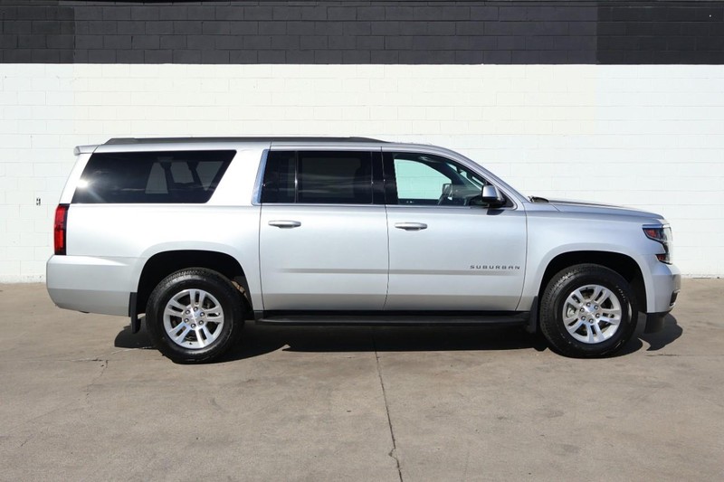 Chevrolet Suburban Vehicle Full-screen Gallery Image 04