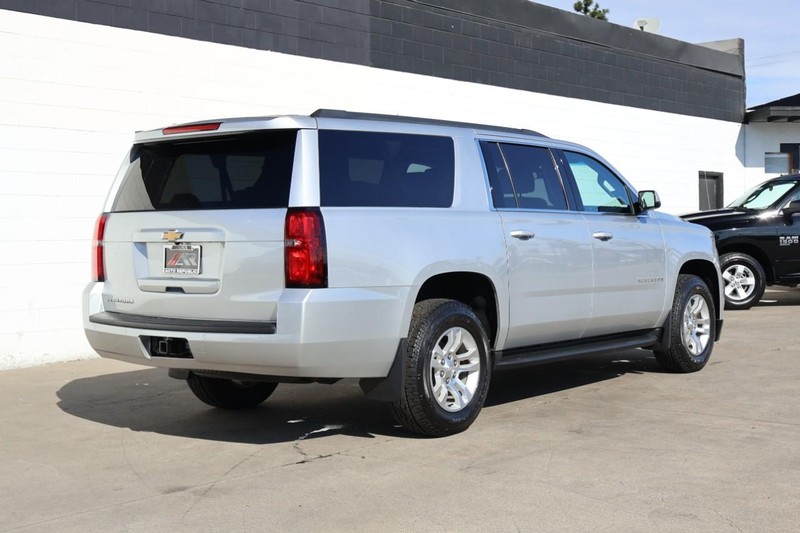 Chevrolet Suburban Vehicle Full-screen Gallery Image 05