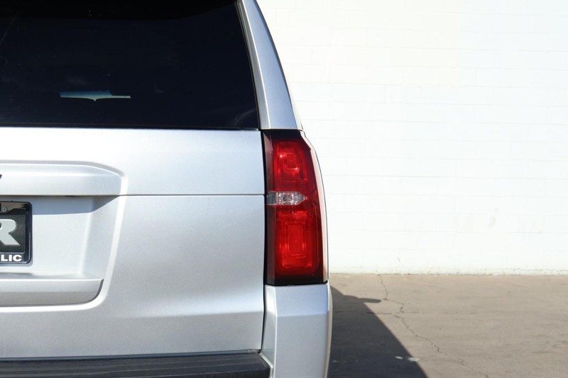 Chevrolet Suburban Vehicle Full-screen Gallery Image 07