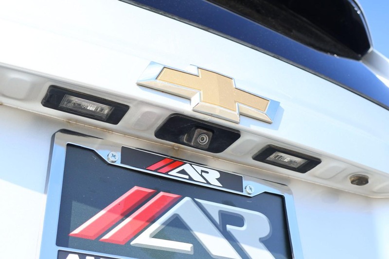 Chevrolet Suburban Vehicle Full-screen Gallery Image 08