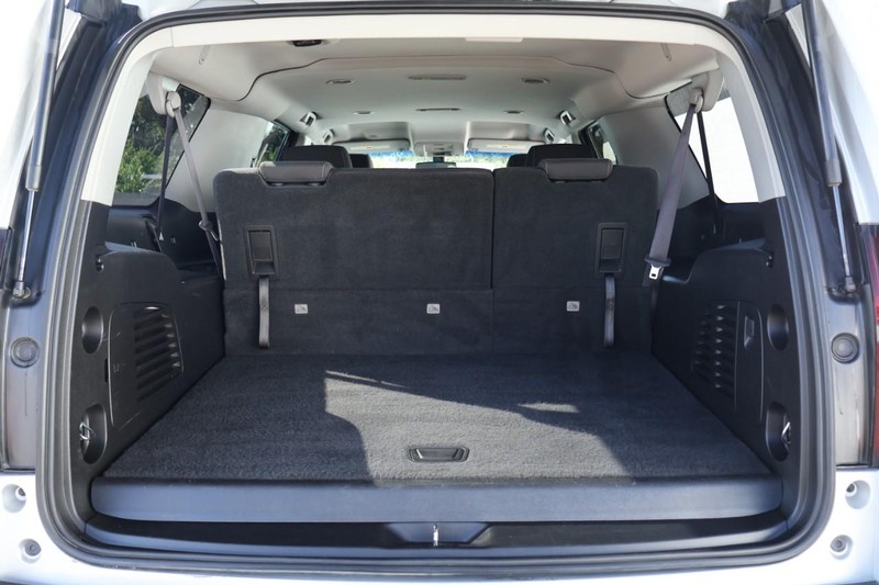 Chevrolet Suburban Vehicle Full-screen Gallery Image 09