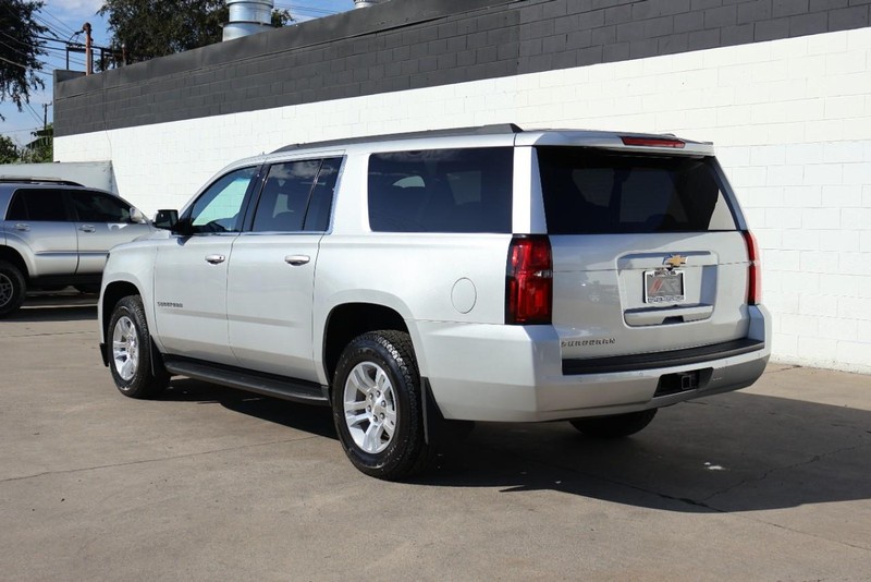 Chevrolet Suburban Vehicle Full-screen Gallery Image 10