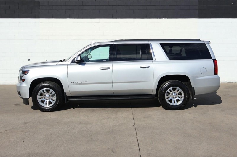 Chevrolet Suburban Vehicle Full-screen Gallery Image 11