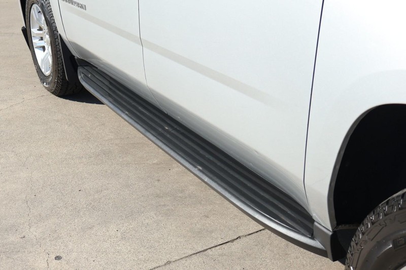 Chevrolet Suburban Vehicle Full-screen Gallery Image 13