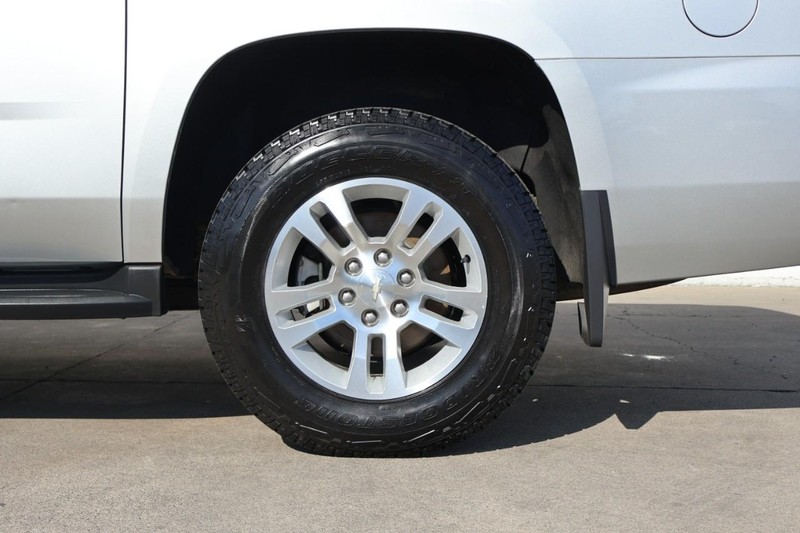 Chevrolet Suburban Vehicle Full-screen Gallery Image 15