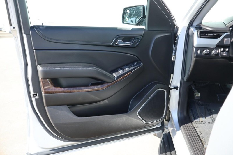 Chevrolet Suburban Vehicle Full-screen Gallery Image 16