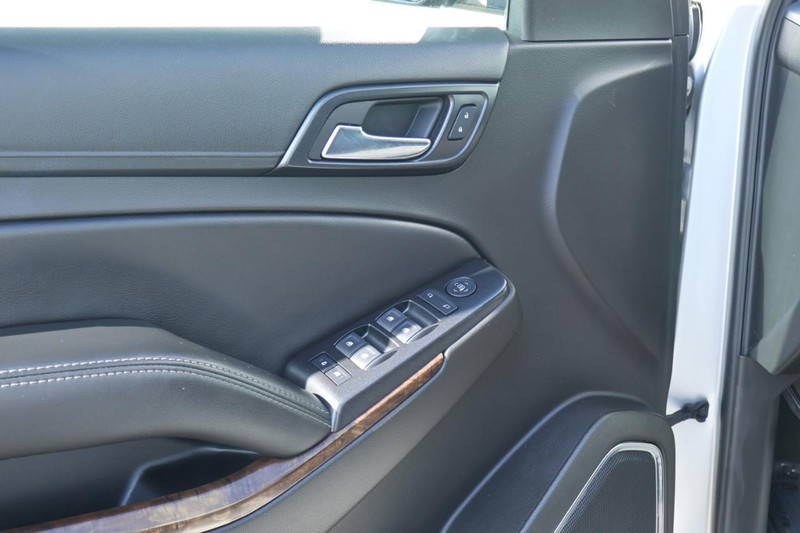 Chevrolet Suburban Vehicle Full-screen Gallery Image 17