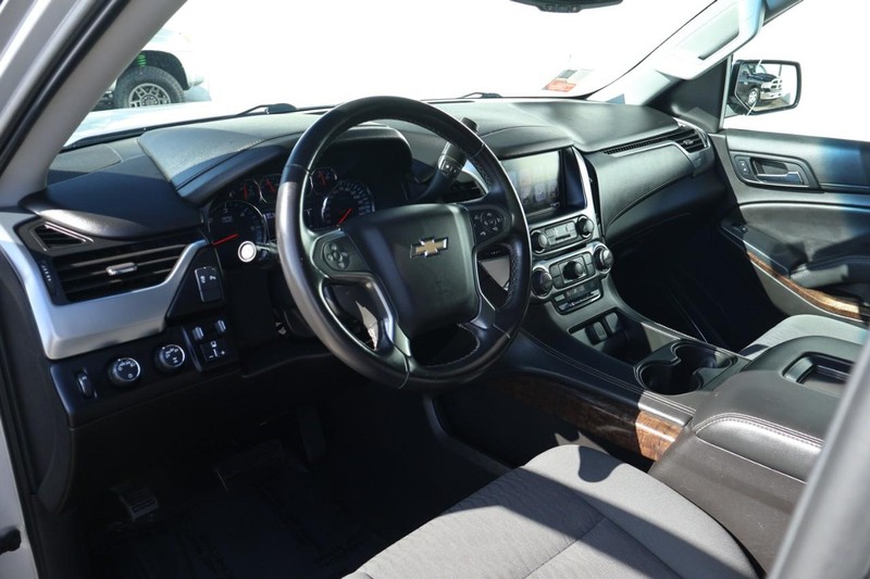 Chevrolet Suburban Vehicle Full-screen Gallery Image 18