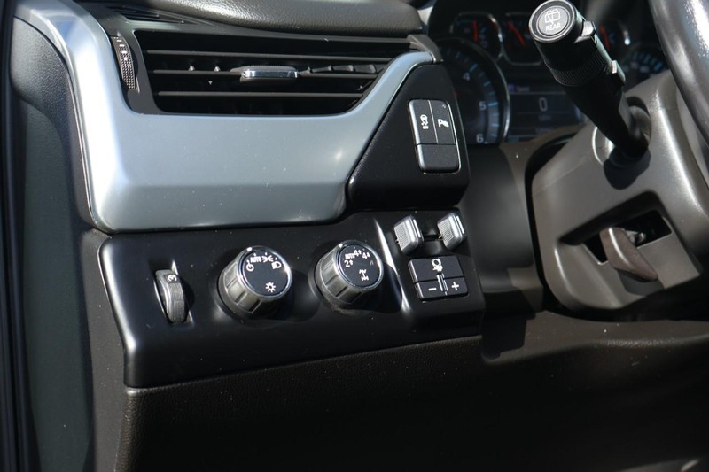 Chevrolet Suburban Vehicle Full-screen Gallery Image 19